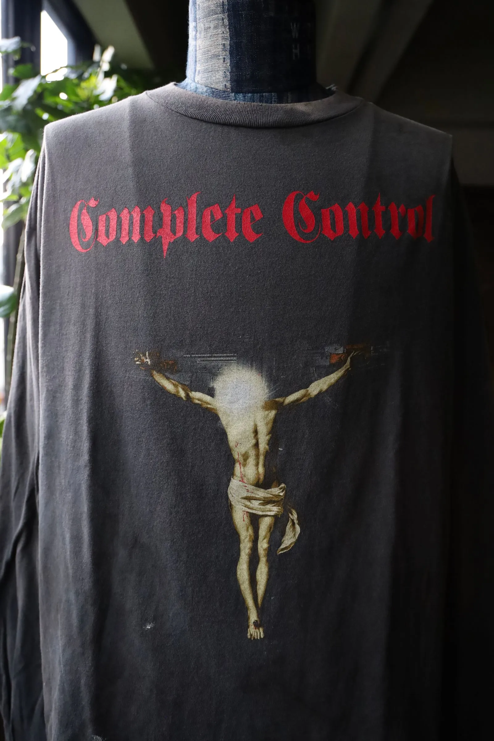 SAINT Mxxxxxx × Kosuke Kawamura KK_LS TEE/COMPLETE CONTRL/BLK KK joint model Jesus AK submachine gun cross long-sleeved TEE Washed black S-XL KK joint model creative submachine gun Jesus cross The fading of sulfur dye on ready-to-wear and washed water to make it old Hand-splashed ink hole processing The printing is repeatedly modified to outline the ultimate restoration ZP Cylindrical side seam high weight fabric Stiff and comfortable Correct accessories Customized co-branded wash mark/little angel mark, top purchasing agent level